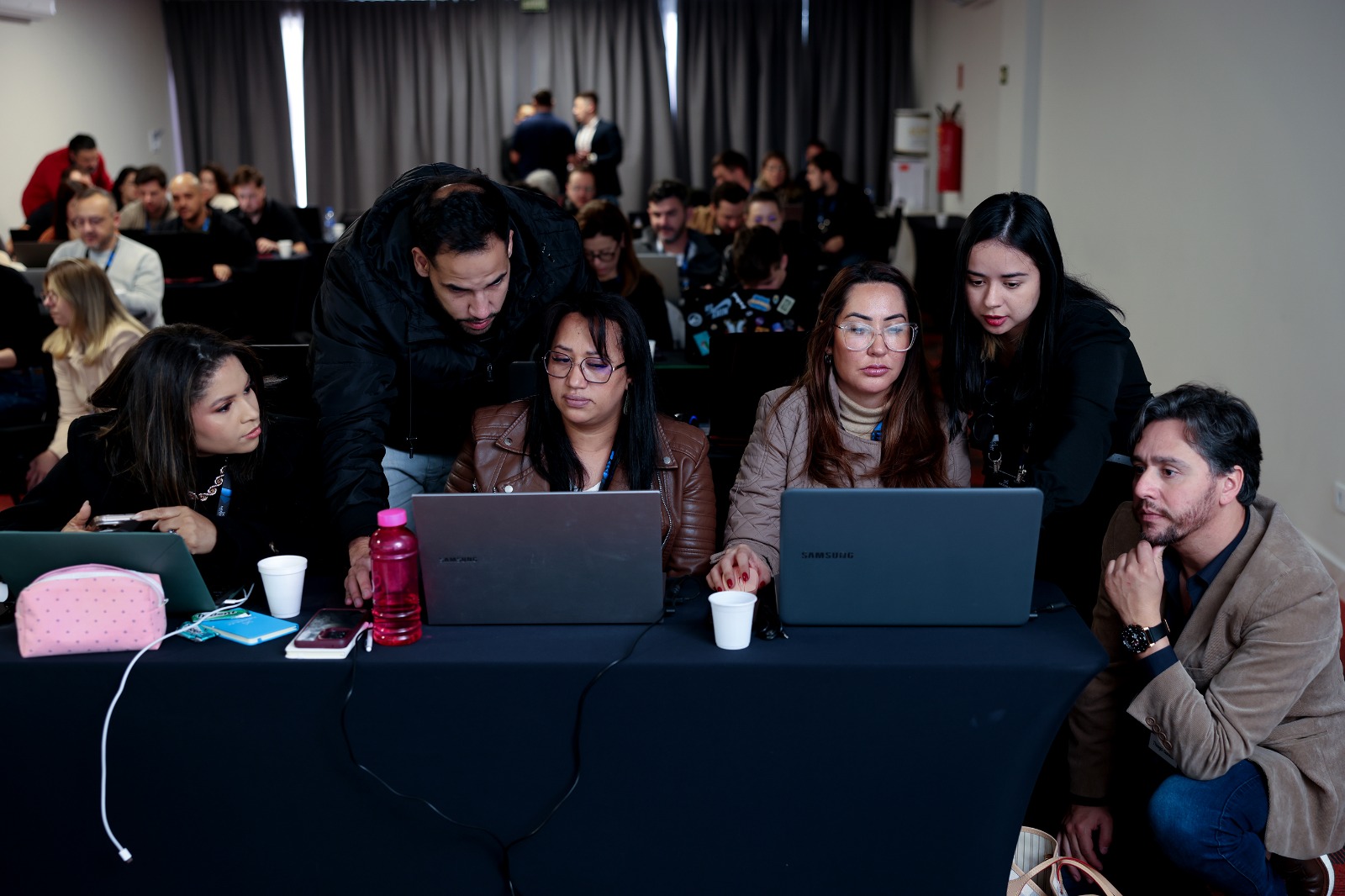 Equipe reunida montando automações na imersão